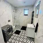 Riviera Centrum, Private Parking And Smart Check In Appartement *